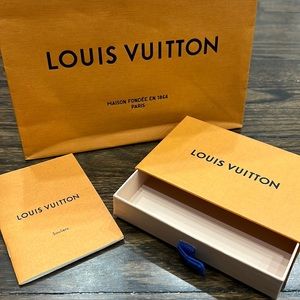 GREAT SHAPE Louis Vuitton wallet box small with paper bag and LV logo blue lace